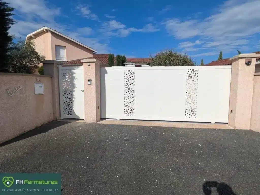 Portail motifs graphique blanc RAL 9010 modèle Penthée installé à Chazay d'Azergues (69) par FH Fermetures