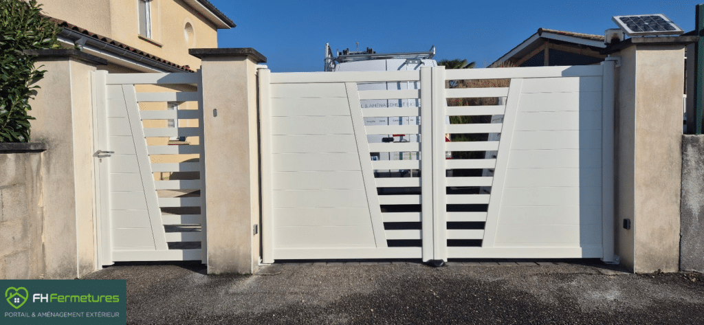 Portail battant aluminium blanc semi-ajouré motorisé avec portillon installé à Chaneins (01) par FH Fermetures