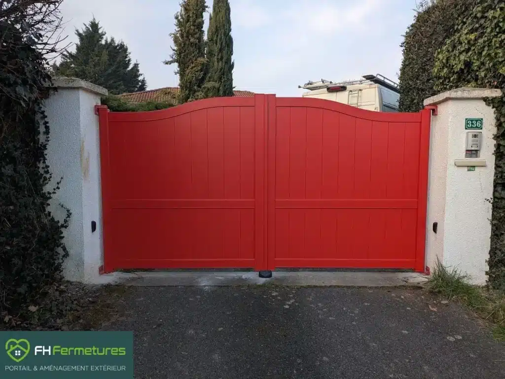 Portail alu modèle Carignan rouge corail RAL 3013 chapeau de gendarme installé à Marcilly d'Azergues (69) par FH Fermetures