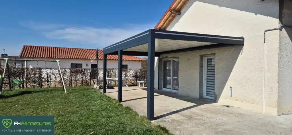 Pergola alu à Saint Genis sur Menthon (01). Poteau intermédiaire renforcé, store en deux parties. Art Home Alu sur mesure. Devis gratuit.