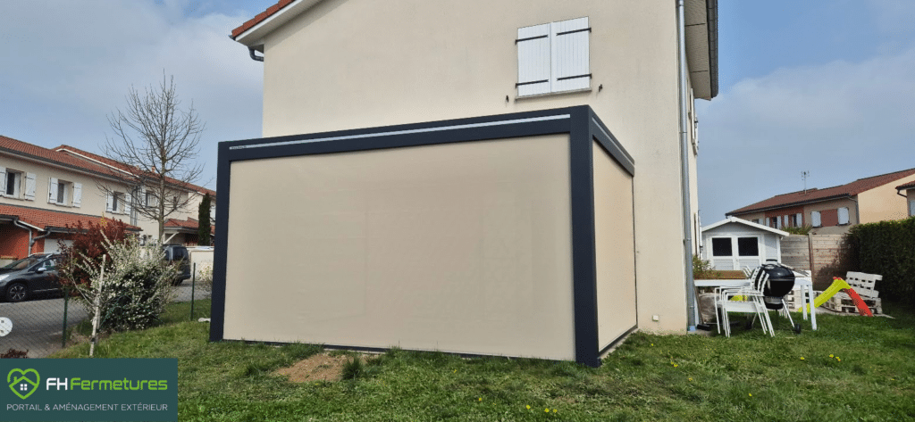 Pergola bioclimatique aluminium RAL 7016 avec stores zip couleur claire installée à Civrieux (01) par FH Fermetures