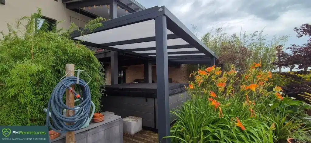 Auvent aluminium anthracite toiture polycarbonate opaque installé au-dessus d'un espace SPA sur terrasse bois à Vinzelles (71) par FH Fermetures