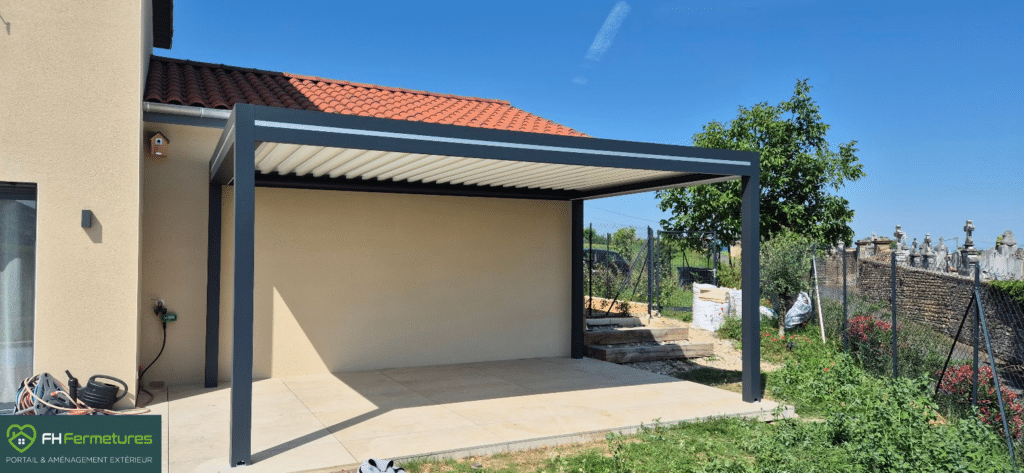 Pergola bioclimatique aluminium anthracite sur 4 poteaux à fleur de façade avec lames orientables motorisées installée à Porte-des-Pierres-Dorées (69) par FH Fermetures