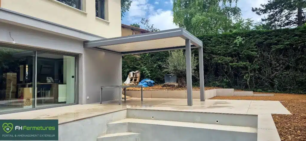 FH Fermetures | Pergola bioclimatique à Sainte-Foy-lès-Lyon – Un poteau déporté pour préserver l'accès à la piscine