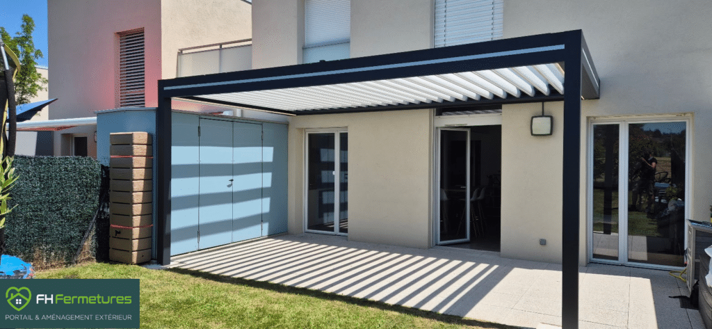 Pergola bioclimatique aluminium RAL 7016 anthracite à lames orientables blanches installée sur terrasse à Charnay-lès-Mâcon (71) par FH Fermetures