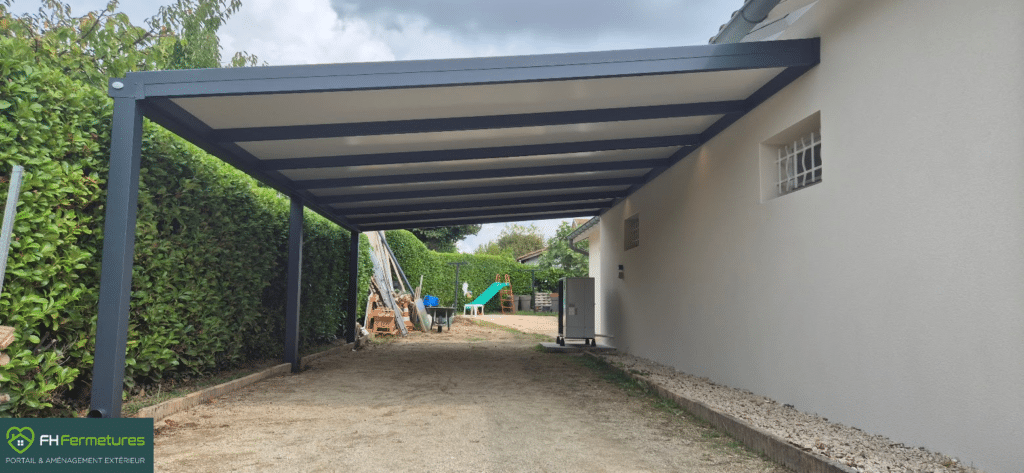Carport aluminium anthracite 8x4,5m sur 3 poteaux le long d'une façade à Saint-Denis-lès-Bourg (01) par FH Fermetures