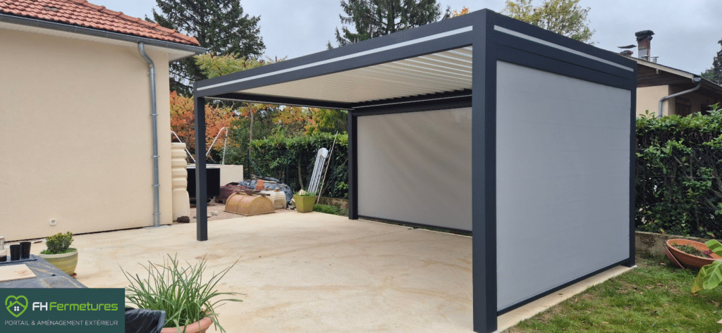 Pergola bioclimatique indépendante aluminium anthracite avec stores zip sur deux côtés installée à Saint-Germain-au-Mont-d'Or (69) par FH Fermetures