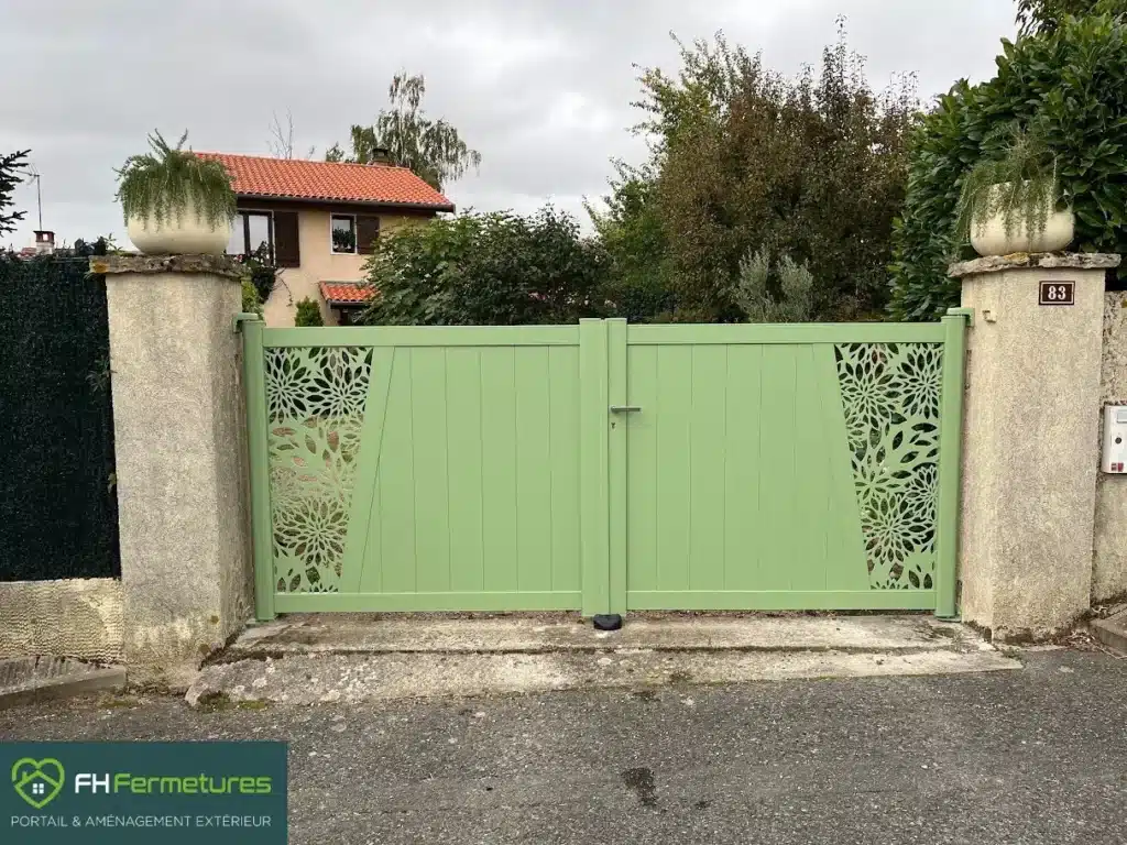 FH Fermetures | Portail manuel alu à Odenas – Un modèle Corinthe haut en couleur