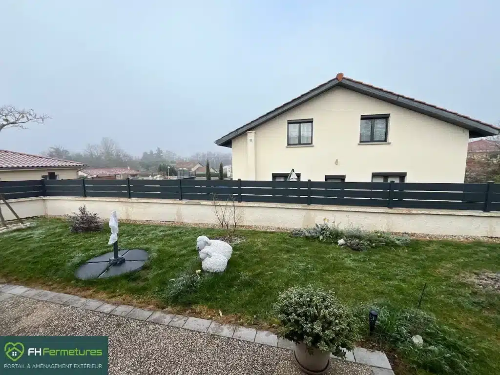 FH Fermetures | Clôture aluminium ajourée à Montmerle-sur-Saône – Sécurité et légèreté sur muret existant