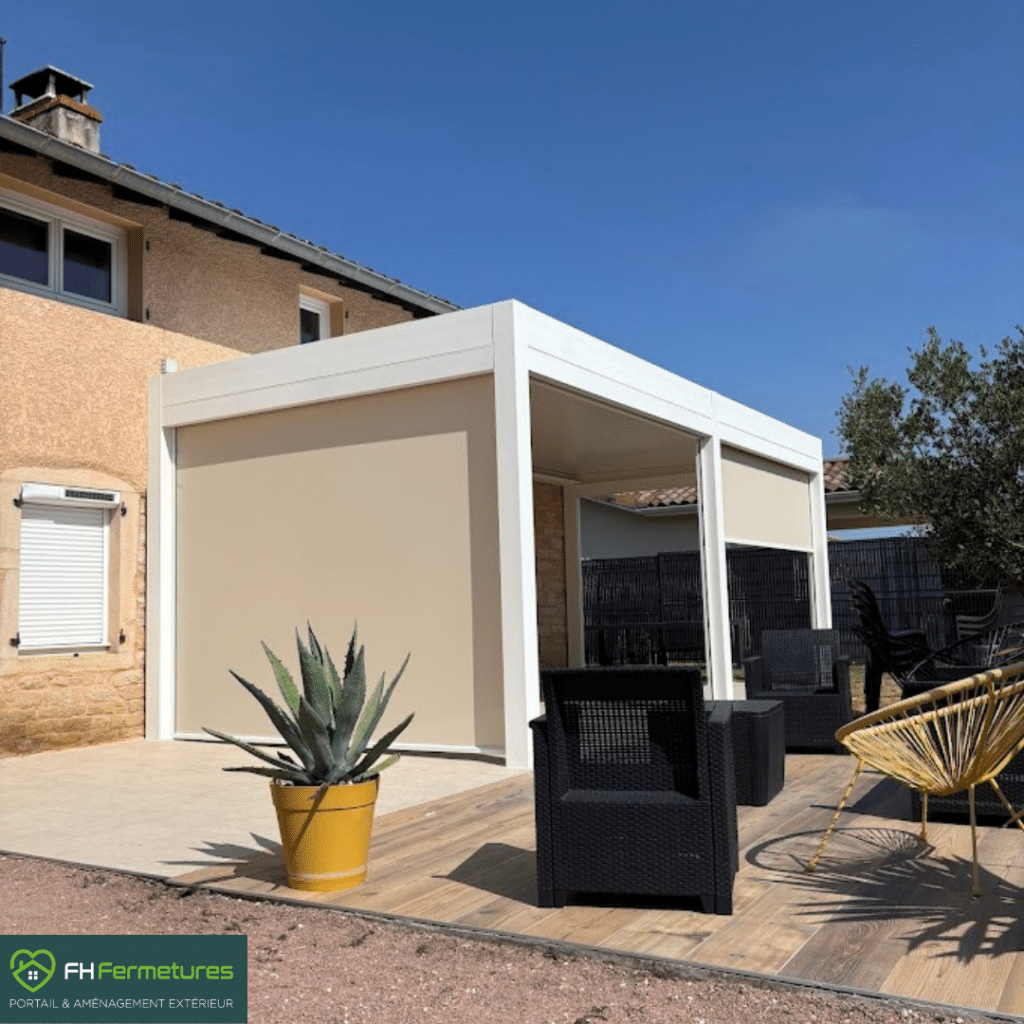 FH Fermetures | Pergola toit fixe à Manziat – Un coin de terrasse protégé en toute saison